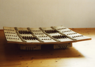 Zen - ©Kurt Spitaler I 2003; Holz, Seil, genäht; 100 x 100 x 20 cm