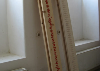 Endlos - ©Kurt Spitaler I 2011 - 2012; Holz, Seil, Farbe, genäht (gedübelt); je 20 x 10 x 200 cm