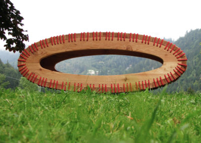Rote Elipse - ©Kurt Spitaler I 2010; Holz, Seil, genäht; 165 x 63 x 56 cm