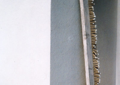 Spur - ©Kurt Spitaler I 2004; Holz, Seil, Farbe; 20 x 15 x 210 cm