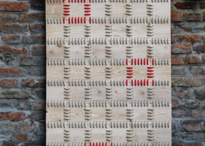 4 Rote Quadrate - ©Kurt Spitaler I 2008; Holz, Seil, genäht; 90 x 5 x 190 cm