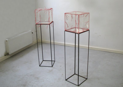 2 Rote Würfel - ©Kurt Spitaler I 2007; Kunststoff, Seil, genäht; je ca. 30 x 30 x 30 cm