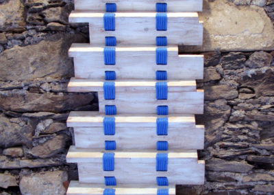 Blaue Spuren - ©Kurt Spitaler I 2007; Holz, Seil, Farbe, genäht; 60 x 12 x 130 cm