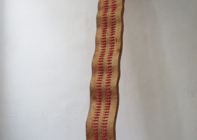 Rote Spuren - ©Kurt Spitaler I 2008; Holz, Seil, genäht; 30 x 12 x 340 cm