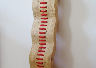 Bewegung - ©Kurt Spitaler I 2008; Holz, Seil, genäht; 20 x 10 x 105 cm