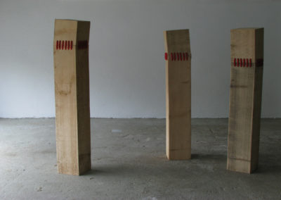 Knick 1, 2, 3 - ©Kurt Spitaler I 2012; Holz, Seil, genäht; je ca. 17 x 17 x 105 cm