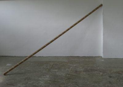 24 Stunden - ©Kurt Spitaler I 2013; Kartonrollen, Seil, genäht; 240 x 5 x 5 cm