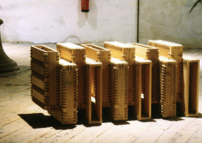 Shrine - ©Kurt Spitaler I 1998; Holz, Seil, genäht; 180 x 83 x 83 cm