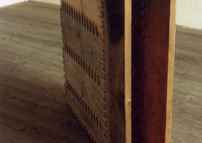 Box - ©Kurt Spitaler I 1998; Holz, Seil, genäht; 30 x 100 x 100 cm